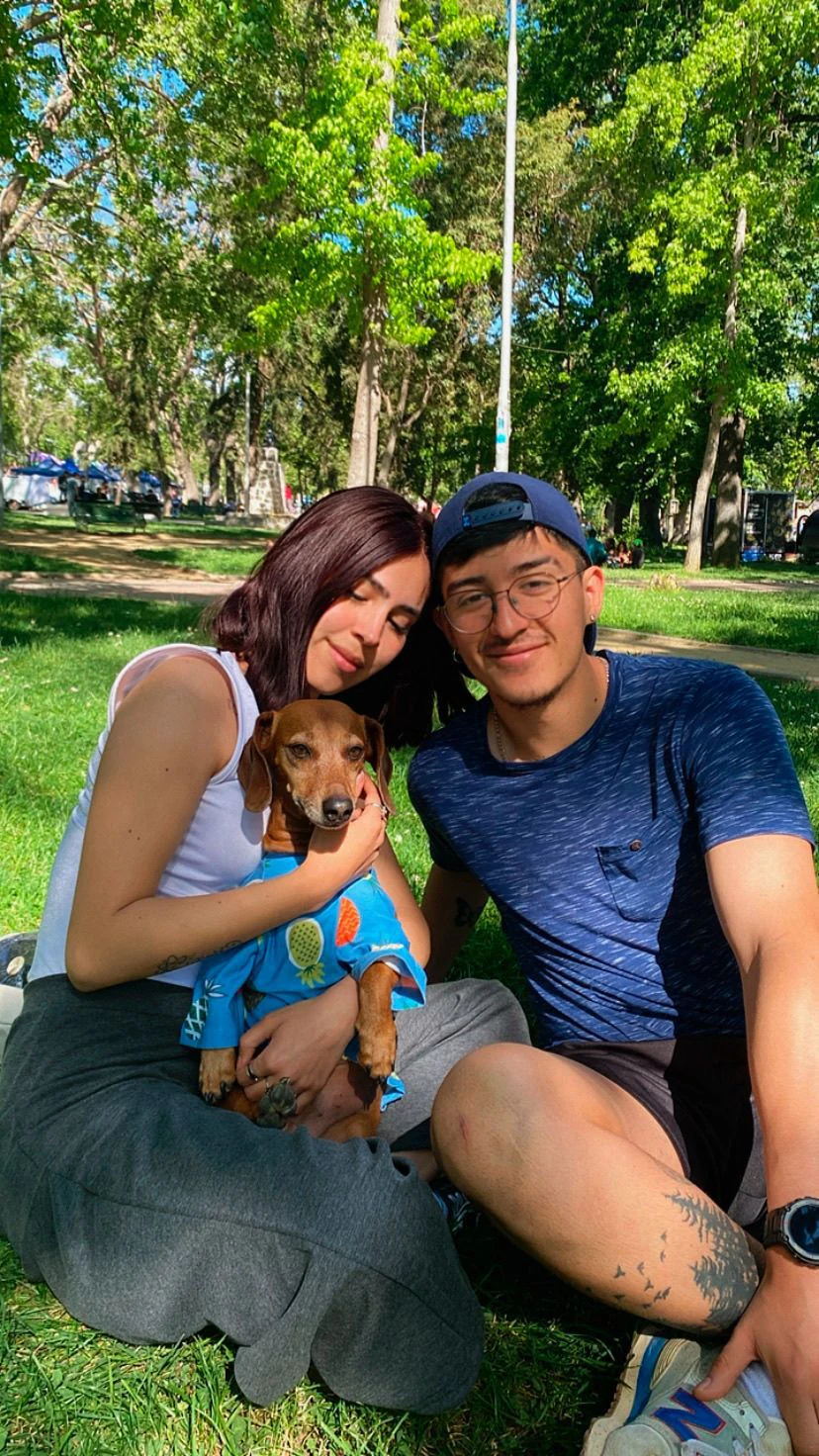Maximiliano y Javiera junto a uno de sus hijos perrunos