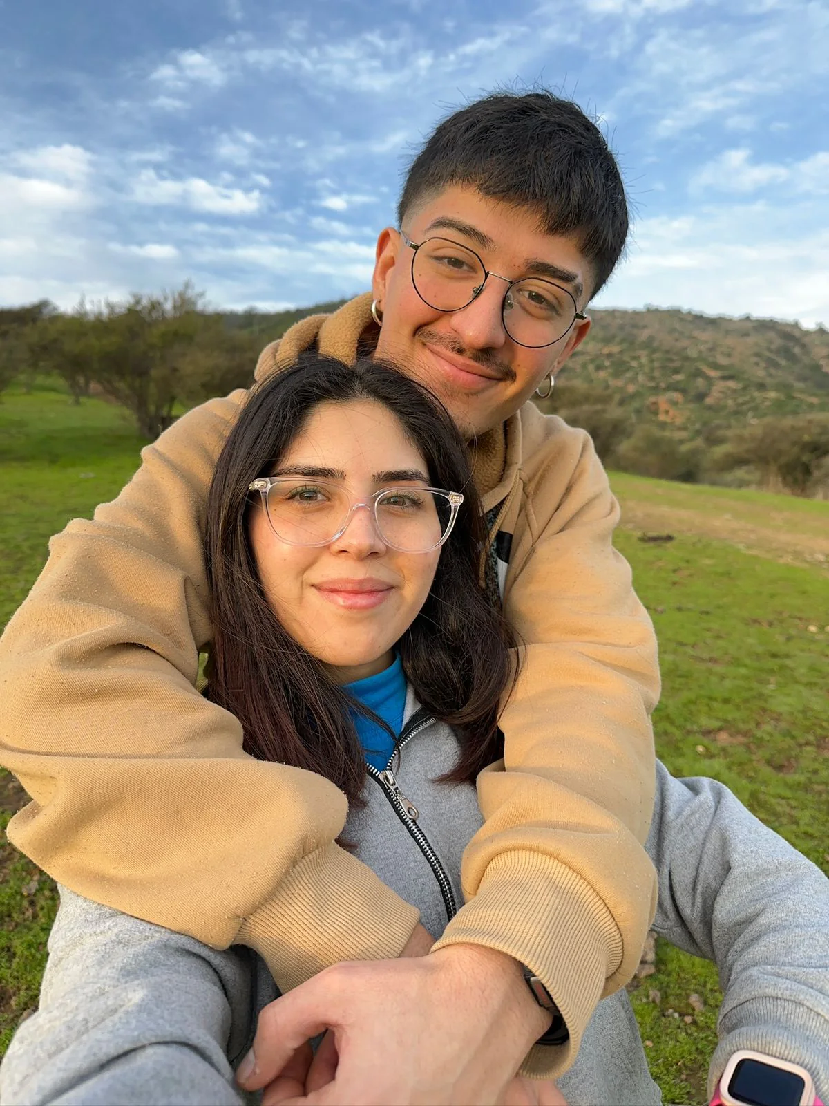 Maximiliano abraza a Javiera durante un paseo por el cerro