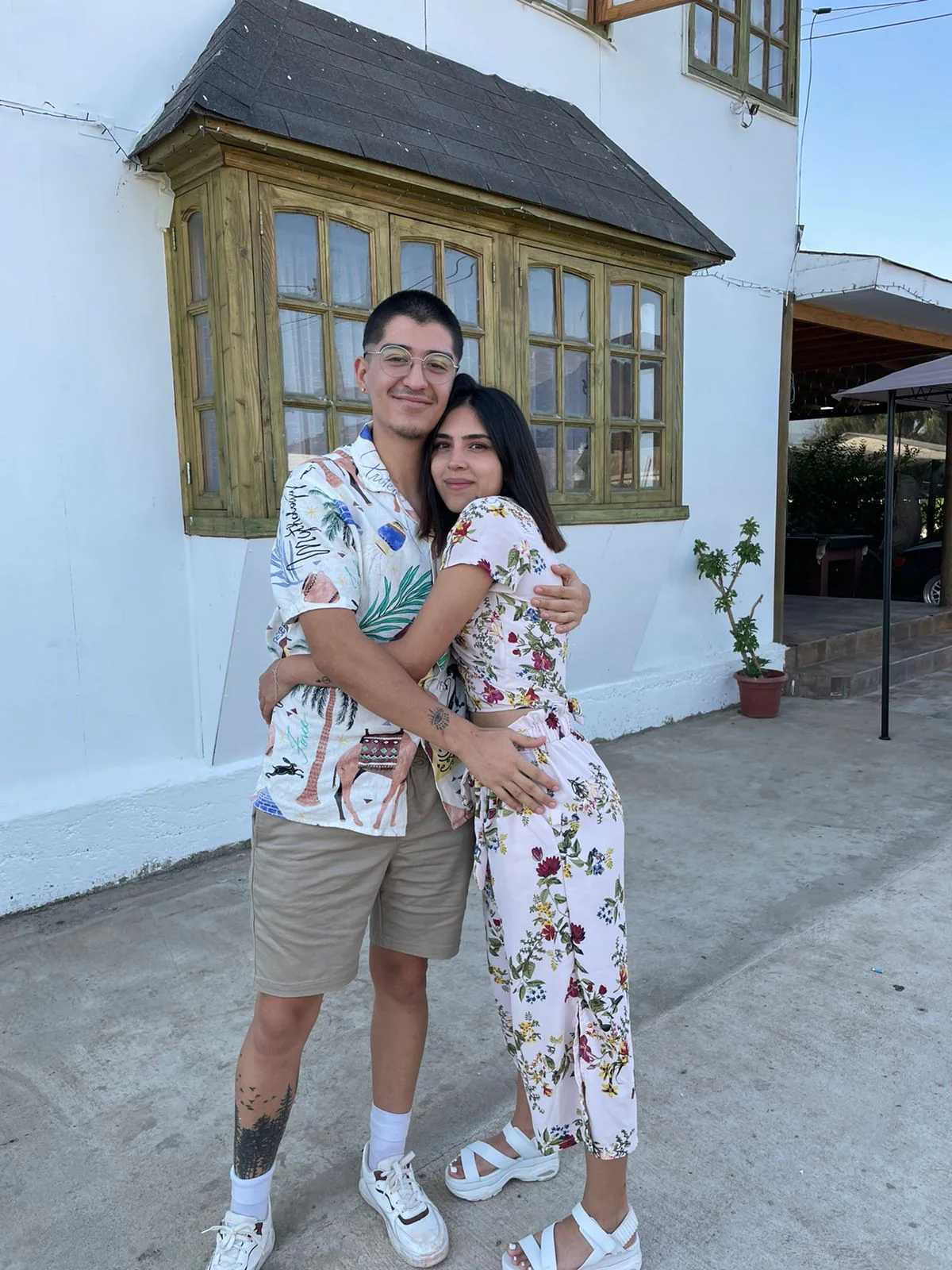 Maximiliano y Javiera abrazados durante un día de verano